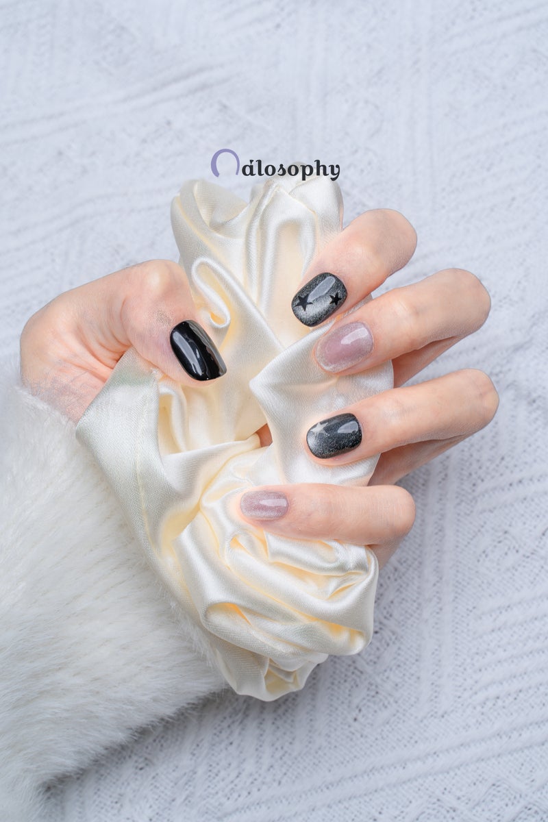 Nailosophy أظافر جل مضغوطة يدوية الصنع بعيون قطط سوداء مع نجوم | شكل دائري - Image 5